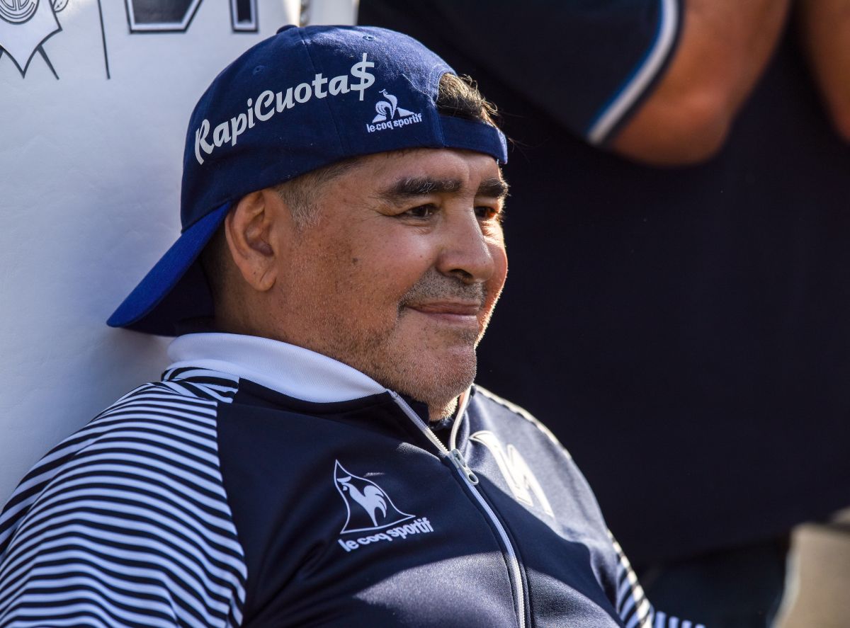 Maradona dirige al equipo Gimnasia Esgrima La Plata. 