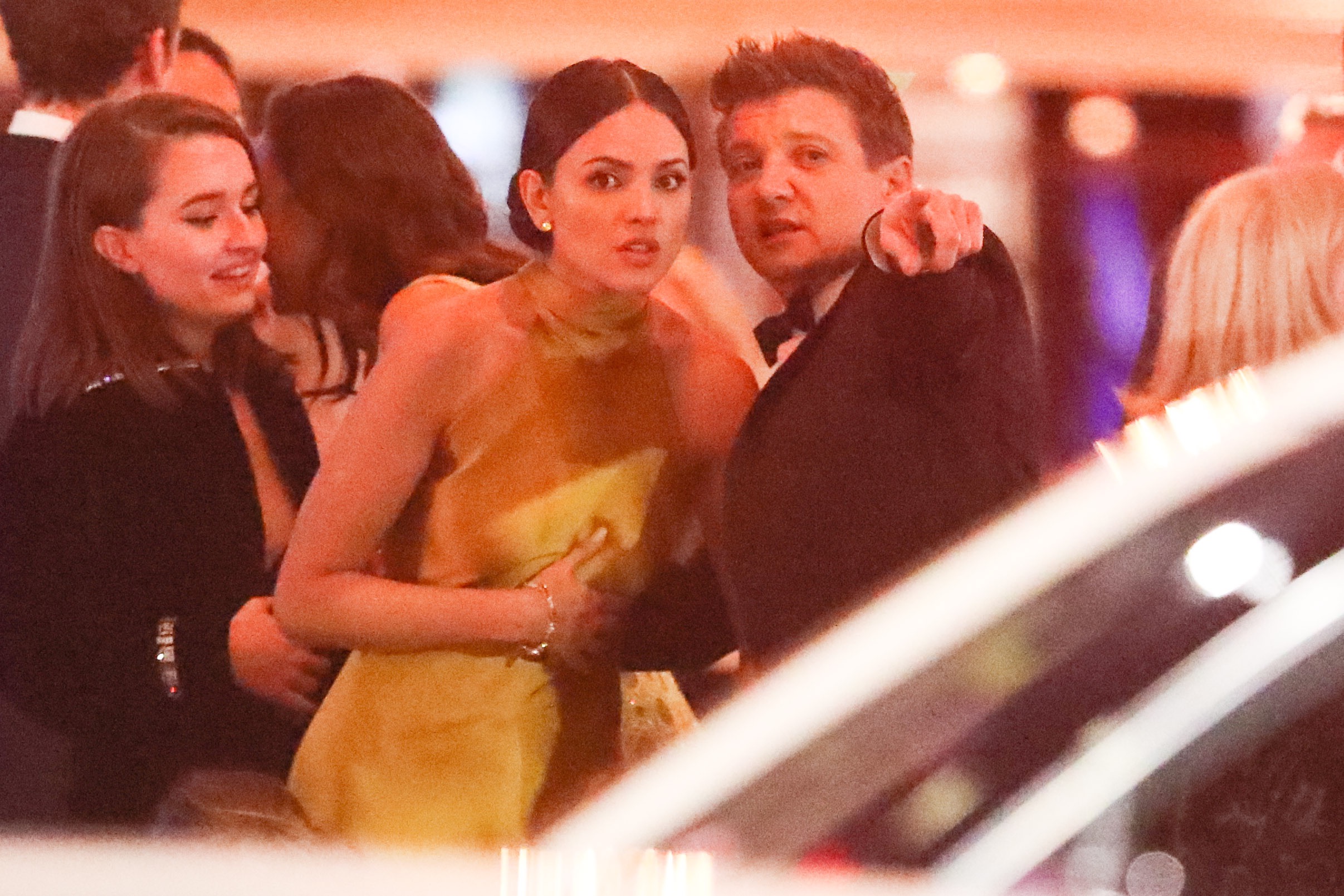 Eiza González y Jeremy Renner/The Grosby Group. 