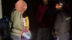 Foto que circula en redes sociales sobre el rescate de la menor en el exterior de una escuela en México.