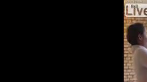 A la mesera poco le importó sacarse un pecho.