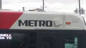 Un autobús de METRO impactado con balas.