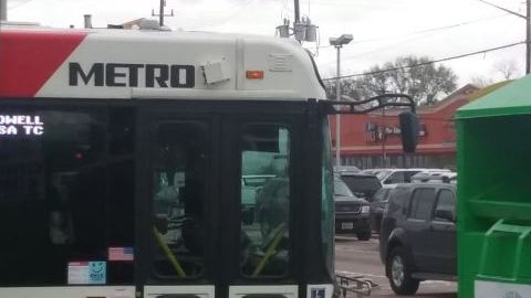 Un autobús de METRO impactado con balas.