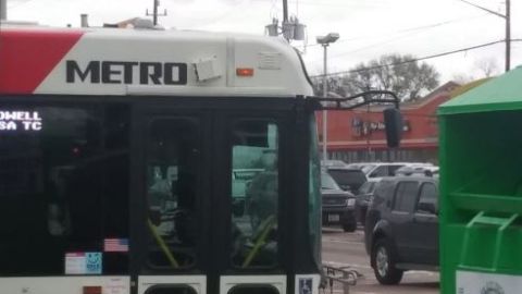 Un autobús de METRO impactado con balas.