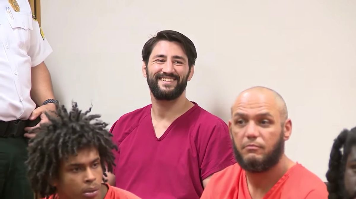 Michael Nates, de 31 años, estuvo casi todo el rato sonriendo en la sala en su primera vista en la corte.