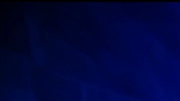 Momento del video en el que aparece la mujer entre los estudiantes y tocando la funda de su arma.