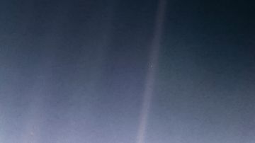 Versión actualizada de la icónica imagen "Pale Blue Dot" tomada por la nave espacial Voyager 1.