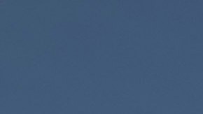 La astronauta Christina Koch recibe ayuda para salir de la nave espacial Soyuz MS-13.