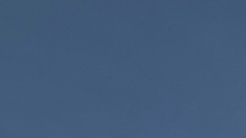 La astronauta Christina Koch recibe ayuda para salir de la nave espacial Soyuz MS-13.