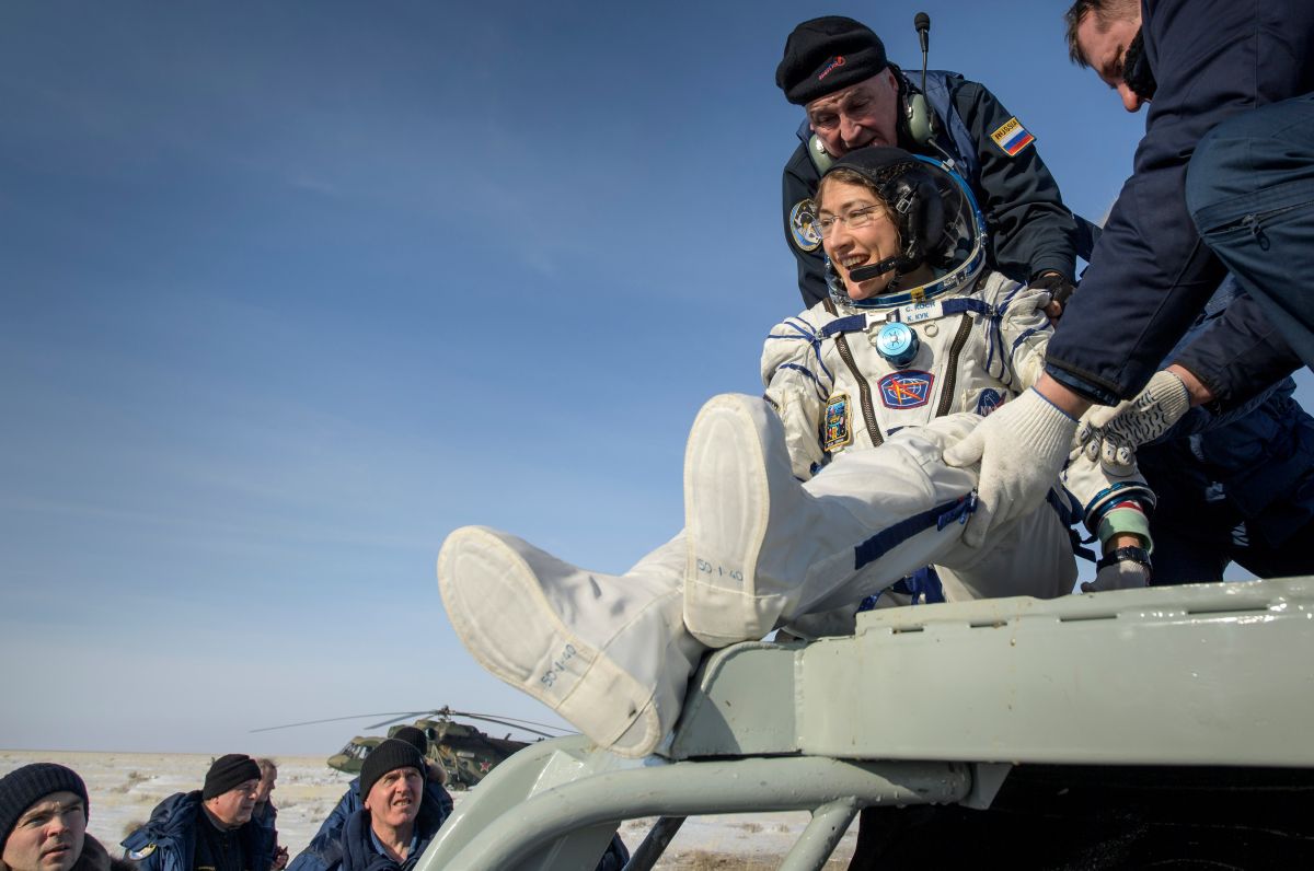 La astronauta Christina Koch recibe ayuda para salir de la nave espacial Soyuz MS-13.