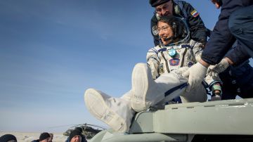 La astronauta Christina Koch recibe ayuda para salir de la nave espacial Soyuz MS-13.