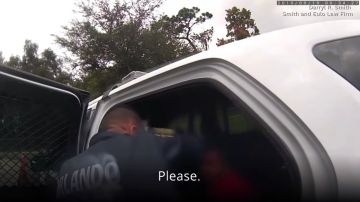 Imagen del video de la cámara corporal del policía de Orlando con la niña Kaia Rolle suplicando que no se la lleve esposada.