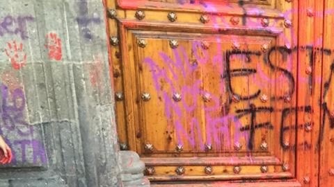 Vandalizan puerta de Palacio Nacional.