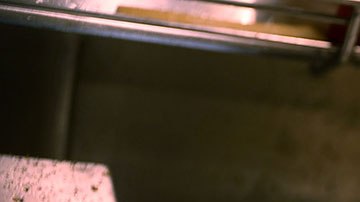 Las papas se fríen dos veces en aceite: la primera al hacerlas y la segunda para calentarlas antes de servirla al cliente.