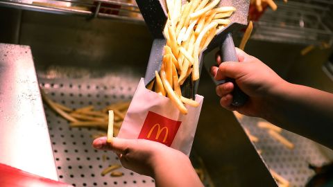 Las papas se fríen dos veces en aceite: la primera al hacerlas y la segunda para calentarlas antes de servirla al cliente.