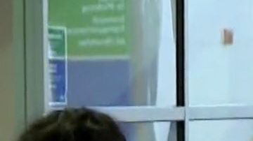 La pareja tuvo que dejar el avión.