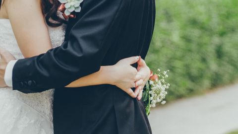 El doctor alcanzó a hacer una sesión de fotos de boda para sus invitaciones, las cuales no entregó.