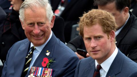 El príncipe Charles y su hijo Harry, el duque de Sussex.