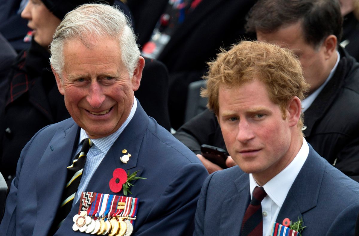 El príncipe Charles y su hijo Harry, el duque de Sussex.