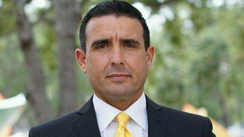 René Pedrosa tiene 48 años y es un popular reportero de televisión en el sur de la Florida.