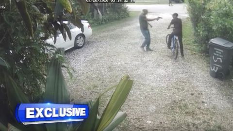 Captura de las cámaras de vigilancia apuntando al ladrón con un arma.