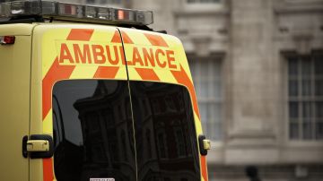 La ambulancia iba a atender al anciano y se topó con la emergencia de la hija.