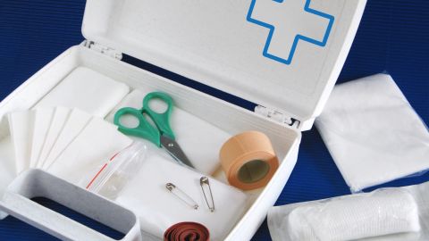 Productos básicos para botiquines de primeros auxilios.