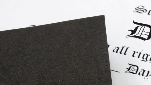 Los deudores de préstamos estudiantiles están batallando para pagarlos. (Shutterstock)