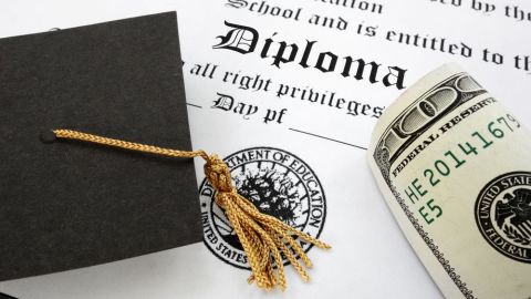 Los deudores de préstamos estudiantiles están batallando para pagarlos. (Shutterstock)