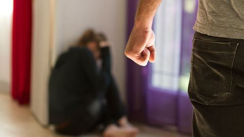 La mujer también lo acusa de haberla agredido sexualmente.
