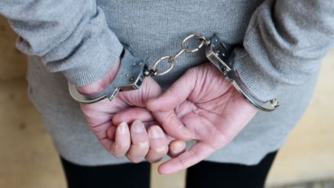 Imagen ilustrativa de una mujer bajo arresto.