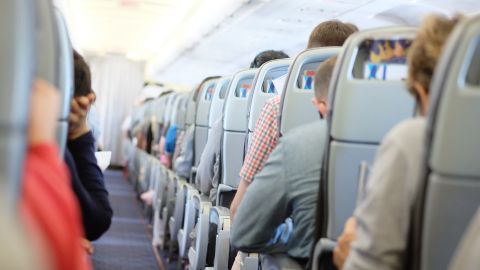Viajar en avión puede resultar muy incómodo.