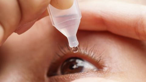 Gotas para tratar los ojos resecos.