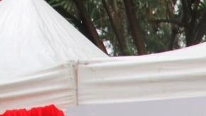 Difrutan de los tradicionales tamales.