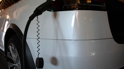 Las automotrices están comprometidas en fomentar la industria de los vehículos eléctricos.