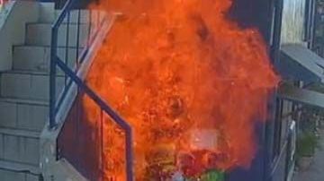 El vendedor quedó cubierto en llamas.