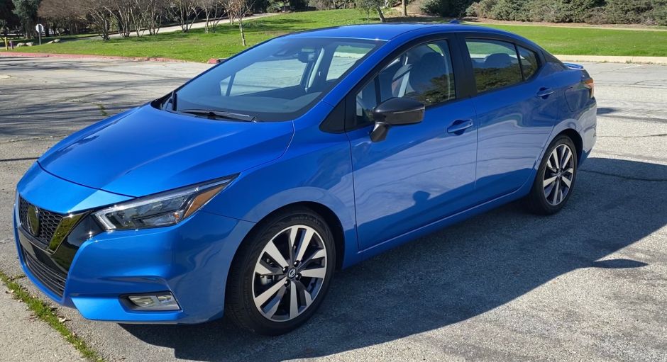 Nissan Versa 2020 práctico y económico La Opinión