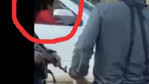 VIDEO: Sicario del Cártel de Sinaloa dispara al aire mientras niño lo observa