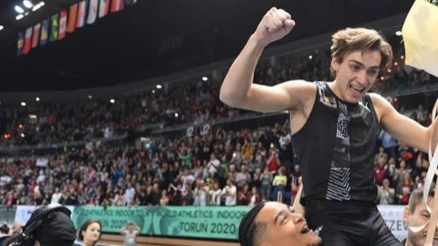 El joven de 20 años voló con la garrocha.