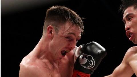 Martínez (derecha) dobló en varias ocasiones al rival.