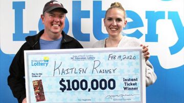 Kaitlen Raney con su premio de la lotería.
