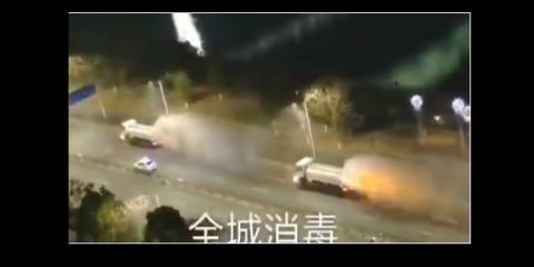 Rocían con químicos las calles de Wuhan contra coronavirus