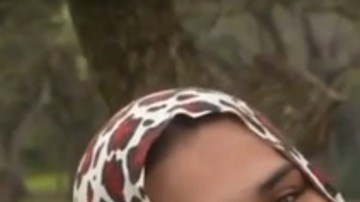 Zainab Mughal, de 4 años, junto a su madre Miriam Mughal.