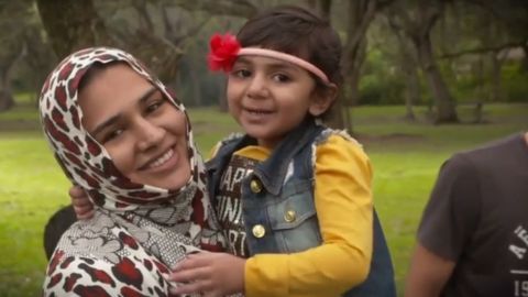 Zainab Mughal, de 4 años, junto a su madre Miriam Mughal.