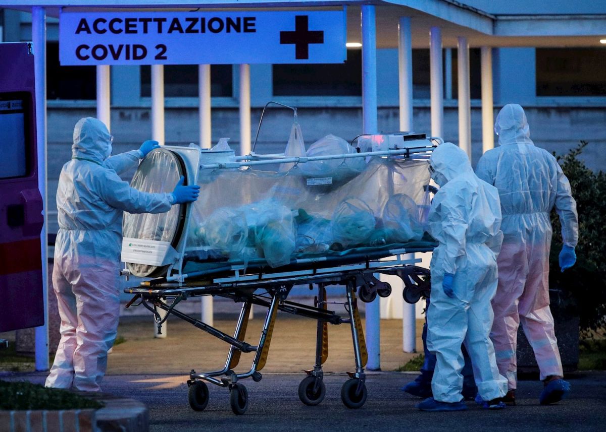 Un enfermo de coronavirus es transportado a un hospital en Italia.