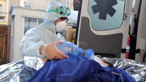 Las autoridades sanitarias de medio mundo trabajan contrarreloj para contener el virus.
