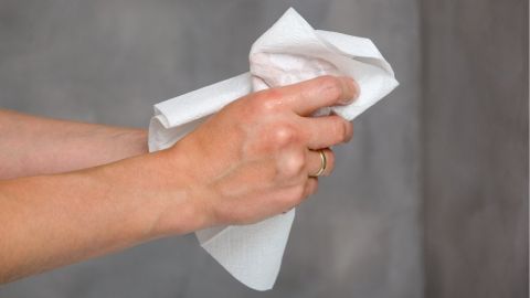 Secarse las manos con toallas de papel descartables es el método más efectivo para evitar la propagación de virus y bacterias.