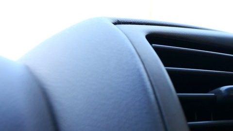 Los aromatizantes de autos a veces no suelen ser suficientes para combatir los malos olores