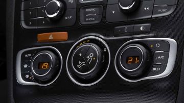 El aire acondicionado combina un enfriador y un calentador para ajustar la temperatura y la humedad del interior del vehículo