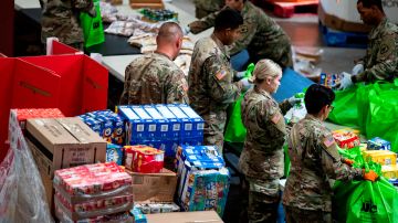 La Guardia Nacional envasa alimentos para un banco de comida en el Valle de Coachella en California.