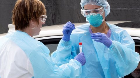 Personal médico toman muestras afuera de una clínica en San Francisco.